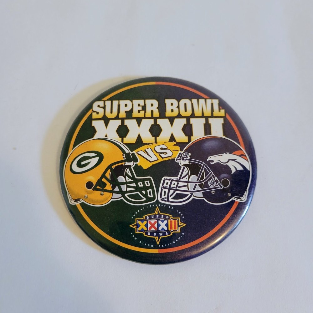 Vintage Super Bowl XXXII Green Bay Packers vs Denver Broncos Button Pin.